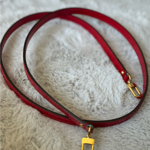 Louis Vuitton Alma BB in Vernis Pomme D'Amour - Picture 6 of 13